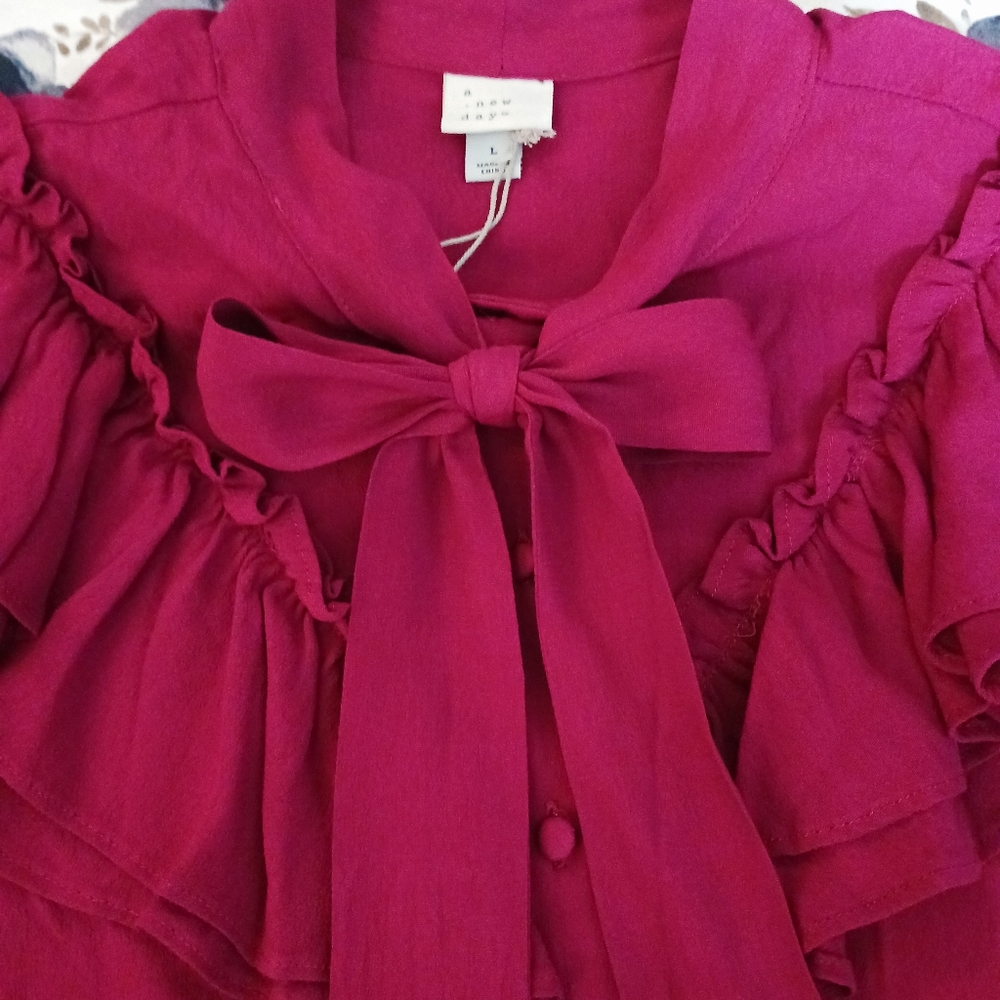 NWT Ruffle Tie Tip - Picture 2 of 7